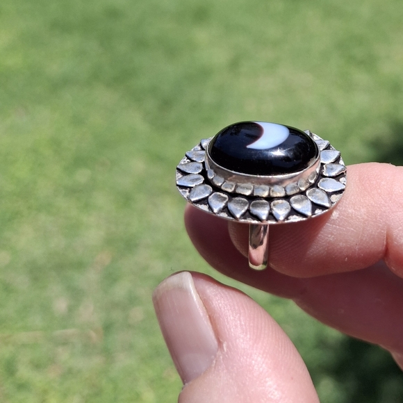 ***$15 Sale*** New Crescent Moon Shaped Agate 925 Silver Ring. - Picture 3 of 13